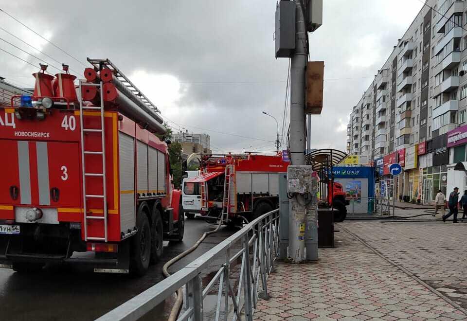 Фото Аптека на улице Бориса Богаткова загорелась в Новосибирске 2